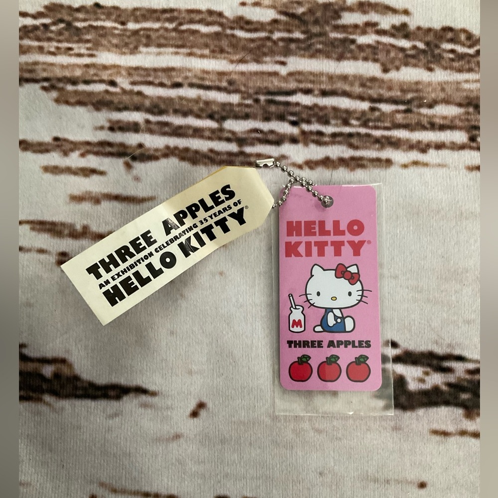 NWT THREE‎ APPLES HELLO KITTY 35YRS CELEBRATION HANG TAG